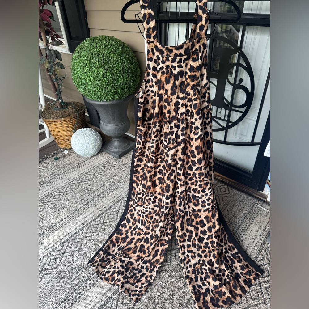 Eesome Cheetah Print Wide Leg Overalls Size S NWT